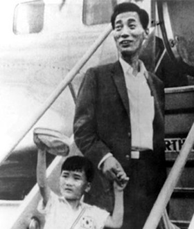 숙부인 고(故) 조남철 9단과 일본 유학을 떠나는 여섯 살의 조치훈.