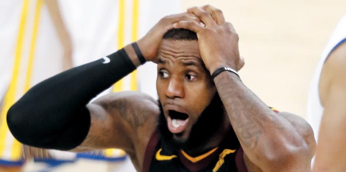 1일 NBA 챔피언결정전 1차전 경기 중 파울 판정을 받은 뒤 아쉬워하는 르브론 제임스(클리블랜드 캐벌리어스).