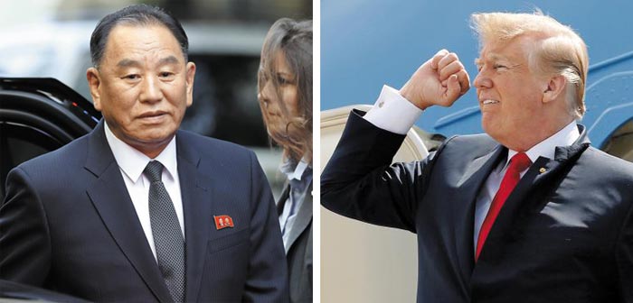 미국을 방문 중인 김영철 북한 통일전선부장이 지난 31일(현지 시각) 뉴욕의 호텔에 도착해 이동하고 있다(왼쪽 사진). 