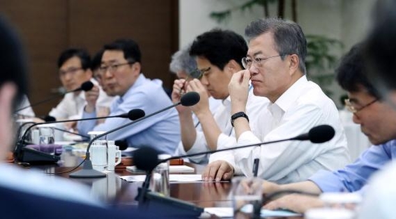 지난달 29일 청와대에서 열린 가계소득동향 점검회의에서 문재인 대통령(오른쪽에서 두 번째)이 생각에 잠겨있다. /연합뉴스