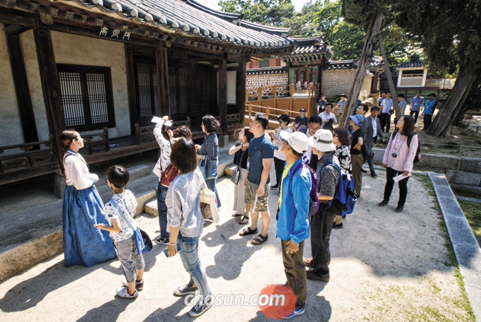 지난 1일 관람객들이 문화해설사의 안내를 받으며 칠궁을 둘러보고 있다.