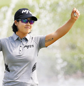 조정민이 3일 롯데 칸타타 오픈에서 KLPGA 54홀 최소타 기록을 세우며 우승한 뒤 기뻐하는 모습.