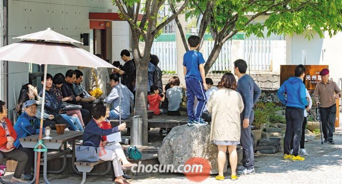 간 세고 향 짙은 남도 음식과 정반대인 평양냉면을 먹기 위해 광주 한 평양냉면집 앞에서 사람들이 순서를 기다리는 모습.