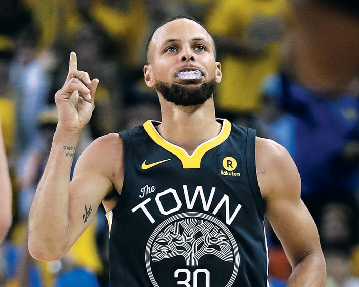 골든스테이트 워리어스 스테픈 커리가 4일 클리블랜드 캐벌리어스와 벌인 NBA 파이널 2차전에서 득점한 뒤 손가락 하나를 치켜드는 세리머니를 하는 모습.