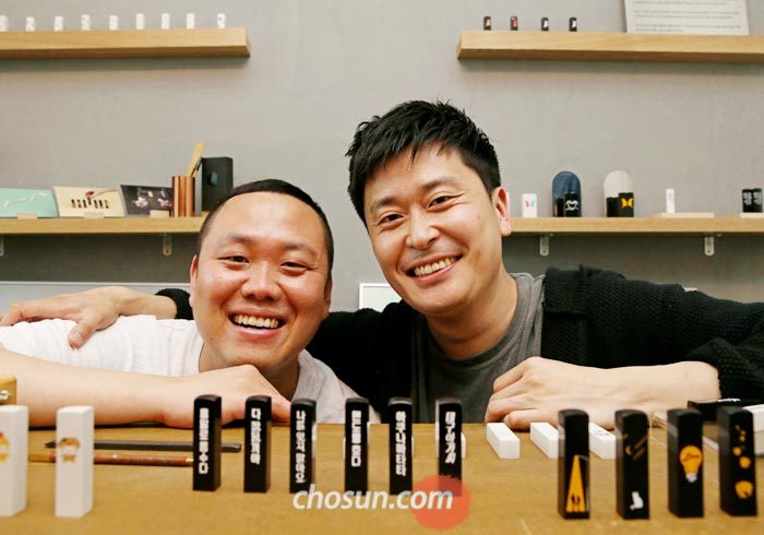 도장 브랜드‘파요’를 만든 에이투비 김찬(오른쪽) 대표와 작가 정의방씨.