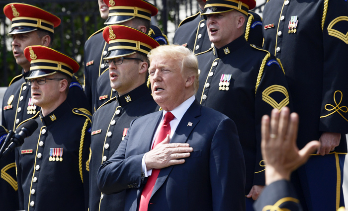 국가 부르는 트럼프 - 도널드 트럼프 미 대통령이 5일(현지 시각) 백악관에서 열린 행사에 참석해 미 육군 합창단과 함께 미국 국가(國歌)를 부르고 있다.