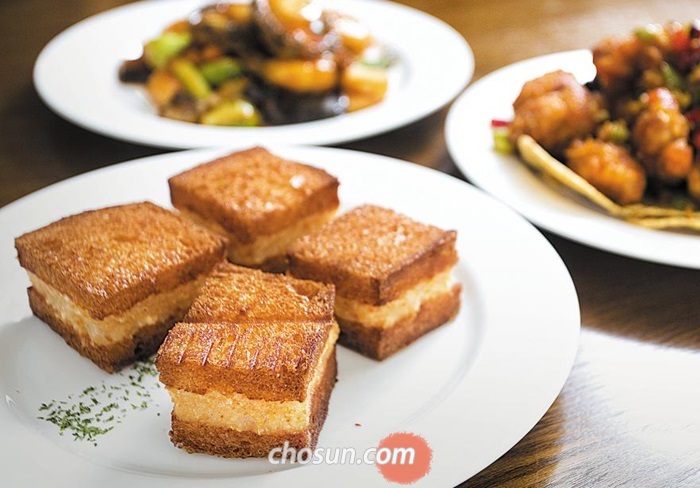 ‘맛이차이나’의 대표 메뉴 멘보샤. 각 잡힌 외형에서 요리사의 성격이 드러나고, 고르게 색이 난 식빵과 도톰한 새우 소에서 맛의 내공이 느껴진다. 김종연 영상미디어 기자