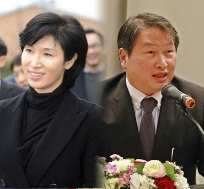 왼쪽은 노소영 아트센터 나비 관장, 오른쪽은 최태원 SK회장/조선DB