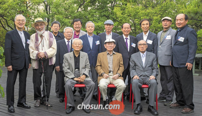 8일 서울대 정치학과 68학번 입학 50주년 기념 모임에 참석한 스승과 제자들이 기념 촬영을 하고 있다. 앞줄 왼쪽부터 스승인 배성동 전 국회의원, 구범모 한국학중앙연구원 명예교수, 이홍구 전 국무총리. 뒷줄 왼쪽부터 강지원 푸르메재단 이사장, 유초하 충북대 명예교수, 안양로 전 기자협회보 기자, 김경두 전 전경련 부장, 백운선 호남대 명예교수, 변용식 전 조선일보 발행인, 심지연 경남대 명예교수, 이성구 홍익대 명예교수, 노동일 전 경북대 총장, 남찬순 전 동아일보 심의실장, 김형국 중앙대 명예교수.