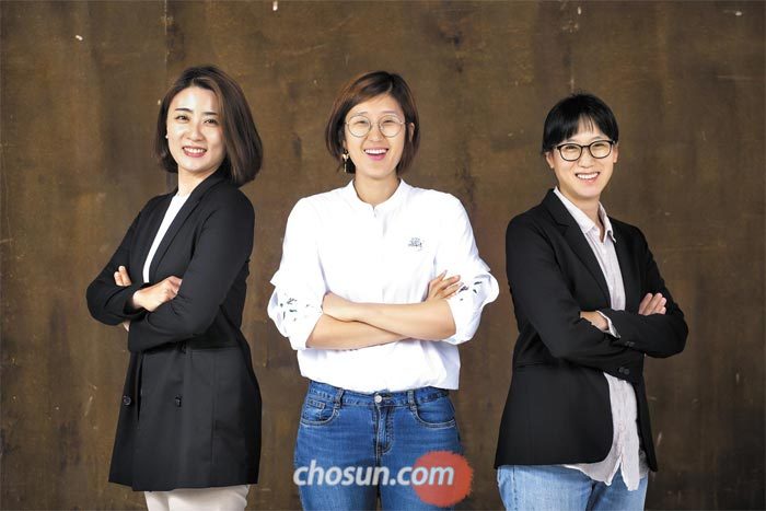 정치하는엄마들은 최근 단체의 탄생 과정과 여러 사회 현안에 대한 의견 등을 모아 ‘정치하는 엄마가 이긴다’는 신간을 펴냈다. (왼쪽부터)이고은·조성실·장하나 공동대표.