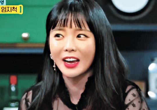 술 마시며 이야기하는 TV 프로그램에서 얼굴색이 전혀 변하지 않은 홍진영.