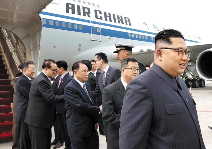 트럼프 미 대통령과 6·12 싱가포르 정상회담을 앞두고 있는 김정은 북한 국무위원장이 10일 오후 2시 36분(현지 시각) 중국국제항공(에어차이나) 소속 보잉 747기편으로 싱가포르 창이공항에 도착했다.