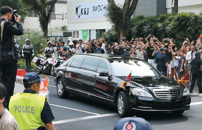 김정은 북한 국무위원장이 탄 벤츠 리무진 차량이 10일 싱가포르 세인트레지스 호텔에 들어서고 있다.