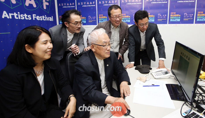 ‘히든 아티스트’ 심사위원들이 작품을 살펴보는 장면. 왼쪽부터 조은정 한국근현대미술사학회 회장, 최윤석 서울옥션 상무, 오광수 뮤지엄산 관장, 사석원 화가, 박영택 경기대 교수.