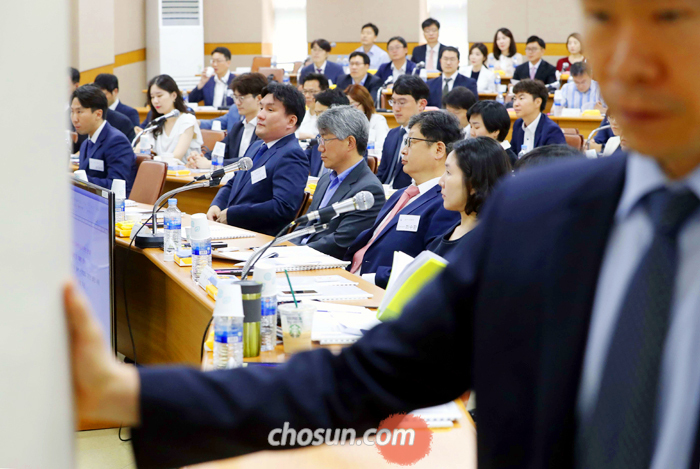 11일 오전 경기도 고양시 사법연수원에서 열린 전국법관대표회의 참가자들이 개회를 기다리고 있다. 이날 회의에는 전국 59개 법원의 판사 115명이 모여 양승태 전 대법원장 시절 ‘재판 거래’ 의혹에 대한 대응을 논의했다. 전국법관대표회의는 마라톤 회의 끝에 이날 오후 8시쯤 “진상 규명은 필요하나 검찰 고발은 부적절하다”고 결론 내렸다.