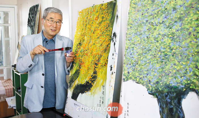 조동일 교수가 경기 군포 자택의 작업실에서 자신이 그린 노거수 그림 앞에 서 있다. 그는 “동·서양화의 느낌이 고루 나는 구아슈로 그린다”고 했다.