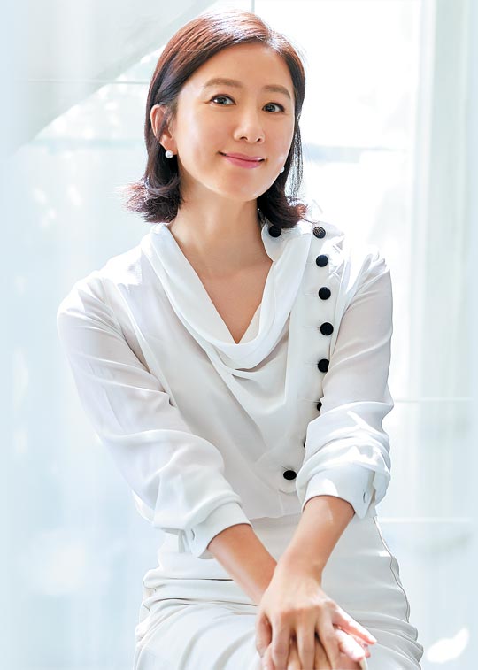 김희애는“어려웠어요, 항상. 아무것도 모르고 시작해서 지금까지 온 거예요”라고 했다.