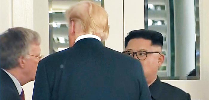 존 볼턴(왼쪽) 백악관 국가안보회의 보좌관과 김정은 북한 국무위원장이 미·북 정상회담 도중 이야기를 나누고 있다.