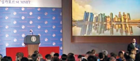 12일 도널드 트럼프 미국 대통령의 기자회견장에서 상영된 영상.