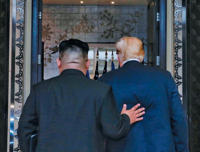 도널드 트럼프 미국 대통령과 김정은 북한 국무위원장이 12일 싱가포르 센토사섬 카펠라 호텔에서 미·북 정상회담을 끝내고 공동성명에 서명한 뒤 회담장을 나서고 있다.