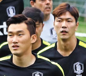 ‘김장’ 콤비가 단단한 독을 깨고 나올 때가 됐다. 한국 대표팀 주전 수비수로 낙점받은 장현수(앞)와 김영권이 훈련 중 조깅하는 모습. 러시아월드컵은 둘 모두에게 명예 회복이 걸려 있다.