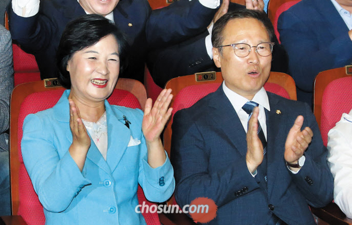 추미애 대표 등 더불어민주당 지도부가 13일 국회에 마련된 6·13 지방선거 개표상황실에서 방송 3사의 출구조사 결과를 보며 환호하고 있다. 왼쪽부터 추 대표, 홍영표 원내대표.