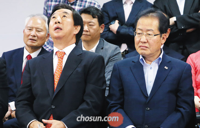 홍준표 대표 등 자유한국당 지도부가 13일 서울 여의도 당사에서 굳은 표정으로 6·13 지방선거 출구조사 결과를 지켜보고 있다. 왼쪽부터 김성태 원내대표, 홍 대표.