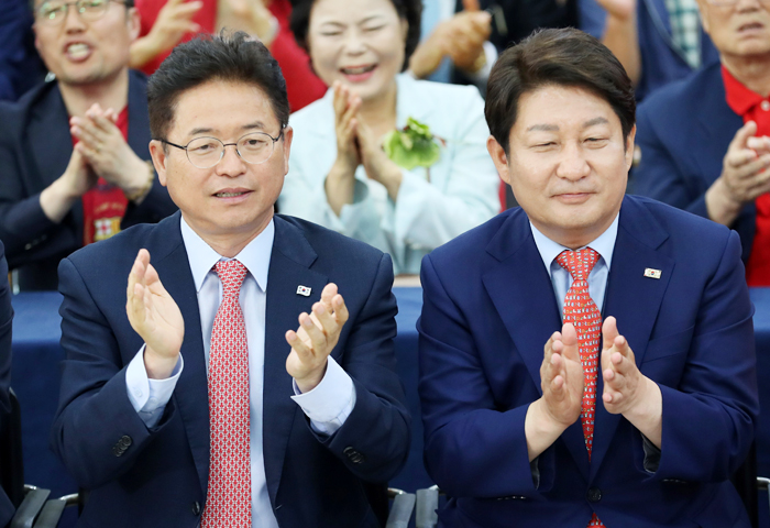 자유한국당 이철우(왼쪽) 경북도지사 후보와 권영진(오른쪽) 대구시장 후보가 13일 오후 출구조사 결과를 확인한 뒤 웃으며 박수를 치고 있다.