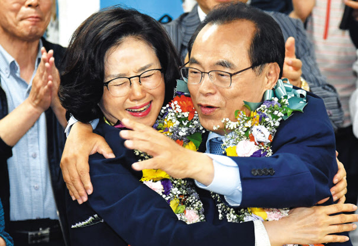 더불어민주당 오거돈 부산시장 후보가 13일 부산 부산진구 자신의 선거 사무소에서 당선이 확실해지자 아내 심상애씨를 힘껏 껴안고 있다.