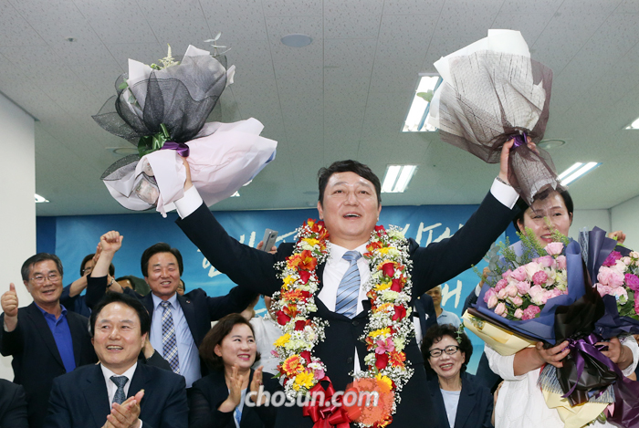 서울 송파을 국회의원 재선거에 나선 더불어민주당 최재성 후보가 13일 오후 자신의 선거사무소에서 당선이 확정되자 지지자들과 축하 세리머니를 하고 있다.
