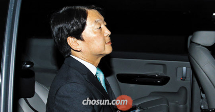 침통 - 안철수 바른미래당 서울시장 후보가 13일 밤 서울 여의도 당사를 찾아 낙선에 대한 입장을 밝힌 뒤 당사를 떠나고 있다. 안 후보는 “결과를 겸허히 받아들인다”며 “무엇이 부족했고 무엇을 채워야 할지 고민하겠다”고 말했다.