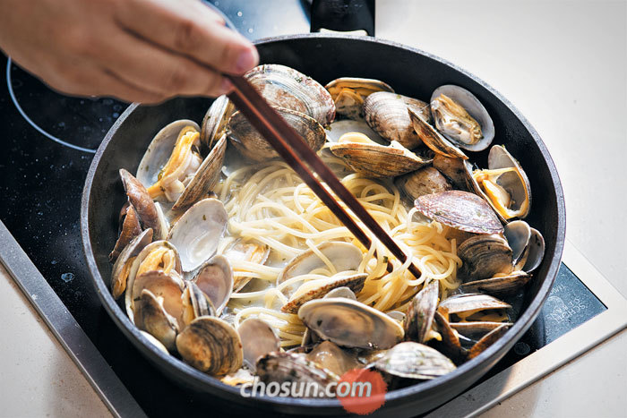 삶아낸 파스타는 한국 국수와 달리 찬물에 씻지 않고 바로 팬에 넣고 1~2분간 소스에 버무린다. 소스가 적으면 파스타 삶은 물을 부어 조절한다.