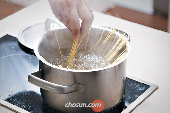 물 끓으면 소금 한 줌 넣고 면 삶아.