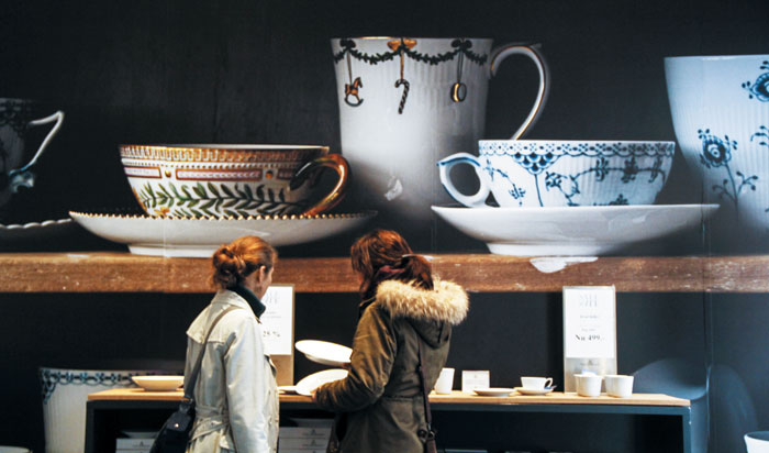 덴마크 소비자들이 도자기 브랜드 로열 코펜하겐 매장에서 그릇을 구경하고 있다. 로열 코펜하겐은 덴마크 왕실이 사용하는 그릇으로 이름을 알렸다.