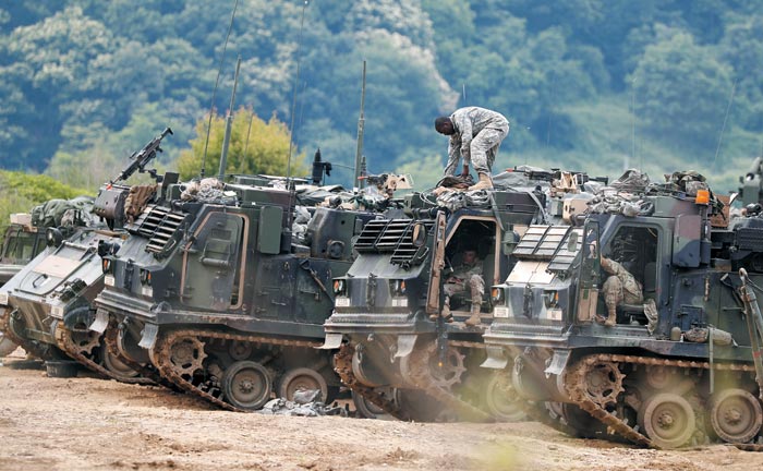 미군 다연장로켓(MLRS) 부대가 19일 경기도 파주의 비무장지대 인근에서 훈련하고 있다.