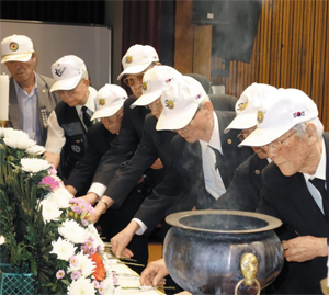 21일 오전 대구 낙동강승전기념관에서 제21회 6·25 참전 순국 소년병 2573위 위령제가 열렸다. 당시 소년병으로 참전했던 용사들이 위령제에 참석해 헌화를 하고 있다.