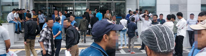 제주출입국 앞에 몰린 예멘 난민들 - 지난 18일 제주시 용담동 법무부 제주출입국·외국인청에서 난민 신청자 대상 취업설명회가 열렸다. 예멘 난민들이 건물 밖에서 순서를 기다리고 있다. 이날 설명회에는 예멘인 400여명이 참여했고 그중 131명은 취업이 결정됐다.