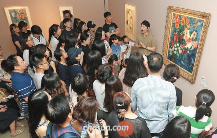 24일‘샤갈, 러브 앤 라이프’전이 열리고 있는 서울 예술의전당 한가람미술관을 찾은 관람객들이‘연인들’(1937) 앞에서 작품 설명을 듣고 있다.