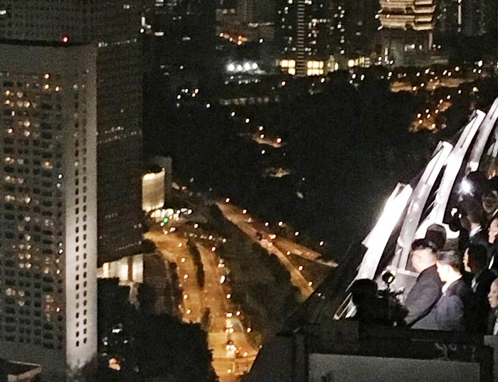 김정은 북한 국무위원장이 지난 11일 싱가포르 마리나 베이 샌즈호텔 전망대에서 야경을 감상하는 모습.