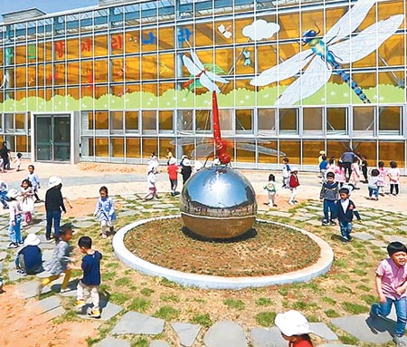 잠자리 1만5000여 마리가 날아다니는 경남 창녕군의‘우포 잠자리 나라’공원.