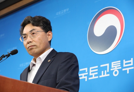  29일 오후 정부세종청사 국토교통부에서 김정렬 국토부 2차관이 진에어 항공법령 위반 관련 제재방안을 발표한 뒤 취재진의 질문을 받고 있다. /연합뉴스