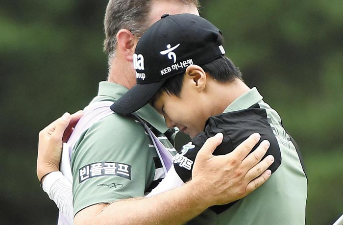   Park Sung-Hyun, who rarely expresses his emotions, has the joy of holding a caddy after winning the PIX Championship on May 2. 