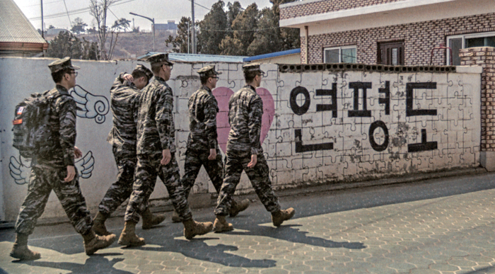 부대로 복귀 중인 연평도 해병대 장병들.