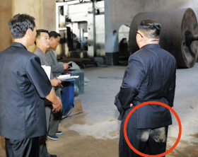 북한 조선중앙TV가 2일 김정은의 신의주화학섬유공장 시찰 사진을 공개했다. 김정은의 바지 엉덩이 부분에 흙먼지가 묻은 모습이 그대로 드러나 있다.