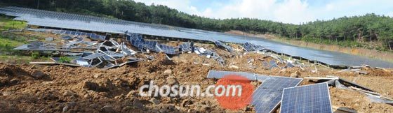 4일 오후 경북 청도군 매전면의 야산에 설치됐던 태양광 패널이 호우로 붕괴되면서 흙더미에 깔려 있다.