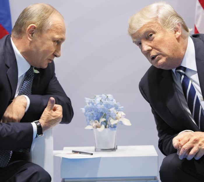 도널드 트럼프(오른쪽) 미국 대통령과 블라디미르 푸틴 러시아 대통령이 지난해 7월 독일 함부르크에서 열린 G20(주요 20개국) 정상회의 때 회담을 하는 모습. 