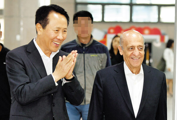 5일 광주광역시 광산구 광주공항에 도착한 훌리오 마글리오네(오른쪽) 국제수영연맹 회장이 조영택 광주세계수영선수권대회 조직위원회 사무총장의 환대를 받고 있다. 마글리오네 회장은 이날 “내년 대회에 북한 선수단이 참가하도록 적극 지원하겠다”고 밝혔다.