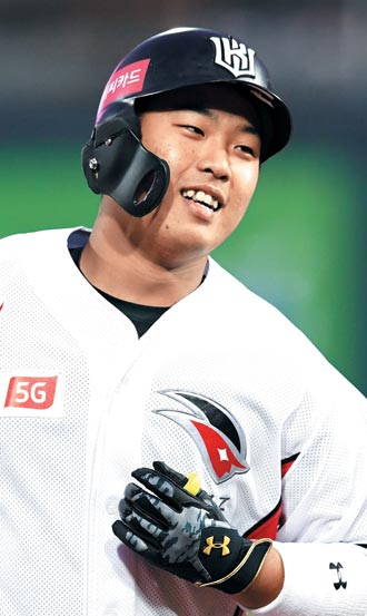 10일 두산전에서 투런 홈런을 친 KT 강백호가 환한 표정으로 그라운드를 도는 모습.