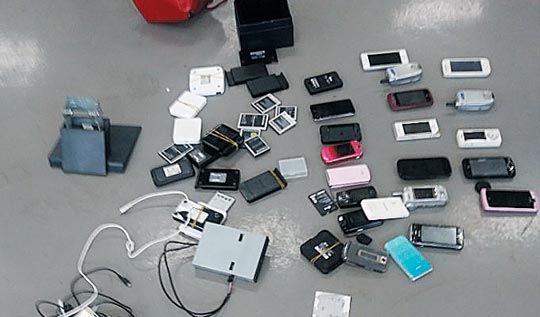 특검이 새로 찾아낸 휴대전화와 유심칩.