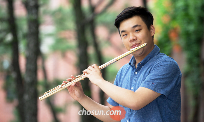 지난 9일 서울 광화문에서 만난 김유빈. 8년 전 우리나라에서 산 플루트를 여전히 쓰고 있다.